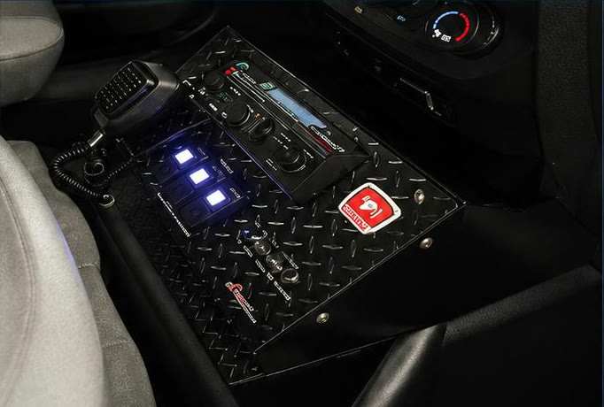 Consola de mando con radio y controles instalada en cabina
